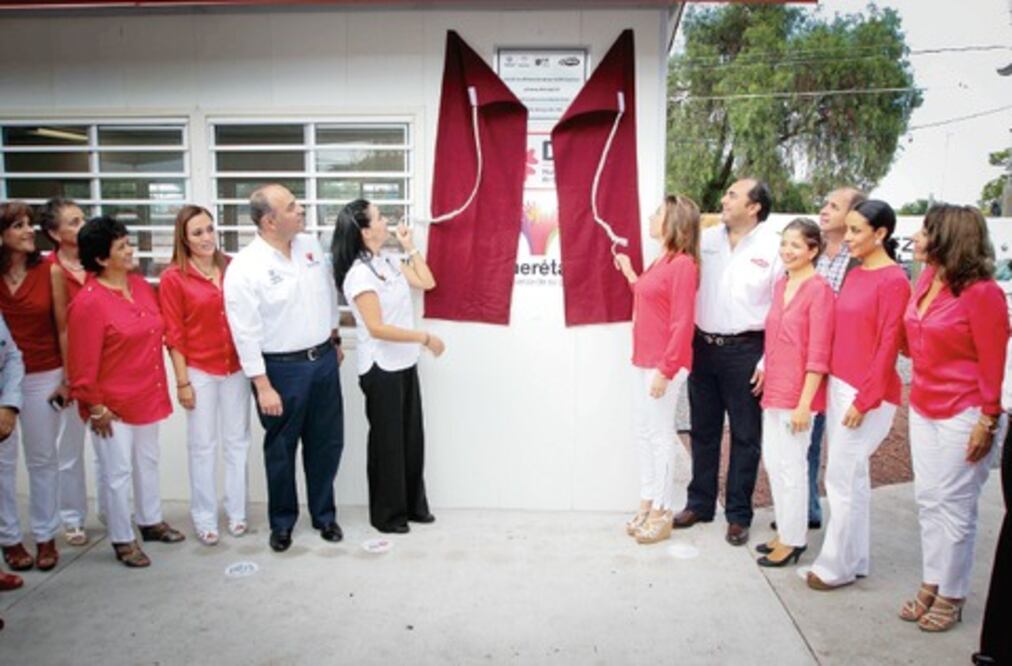 Entregan constructores aula de usos múltiples a DIF municipal