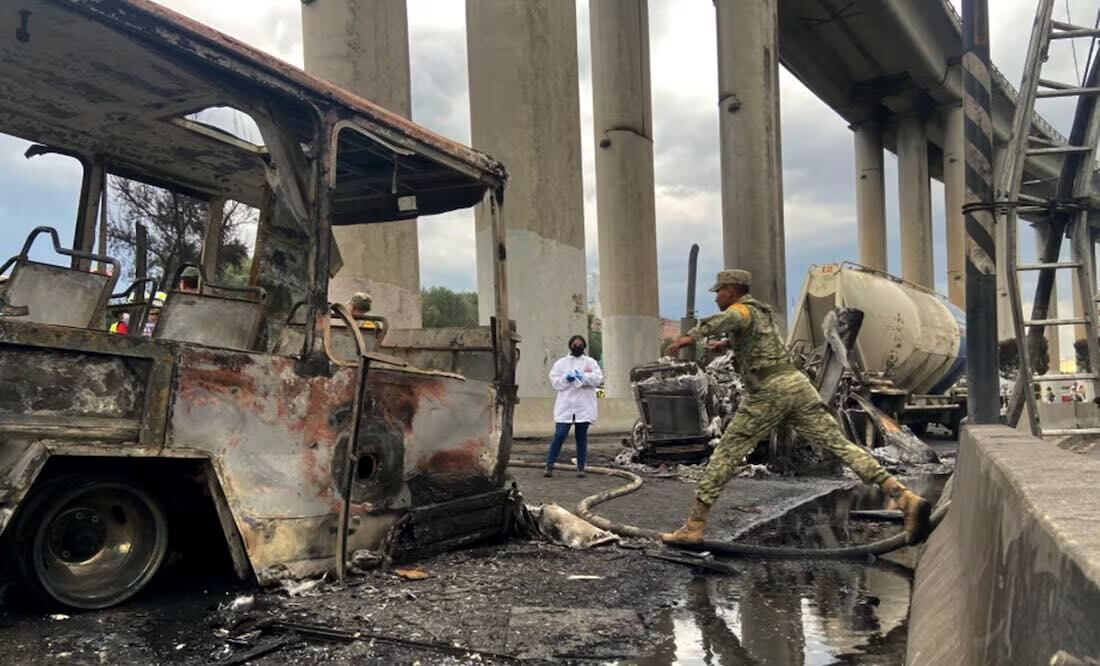 Una pipa de gas volcó y explotó en el bajo Puente de la Concordia en la alcaldía Iztapalapa, el miércoles 10 de septiembre de 2025. Foto: Juan Carlos Williams/EL UNIVERSAL