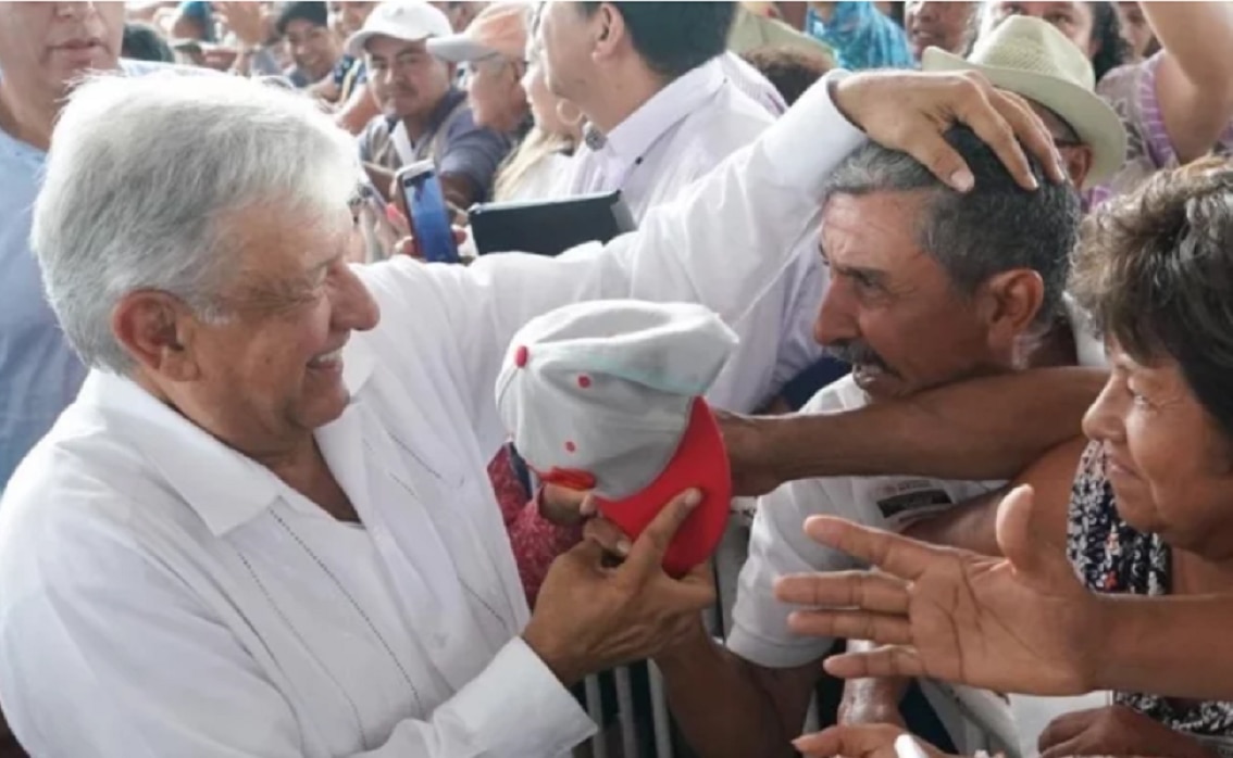 "En la vida hay que ser feliz", dice AMLO respecto a memes