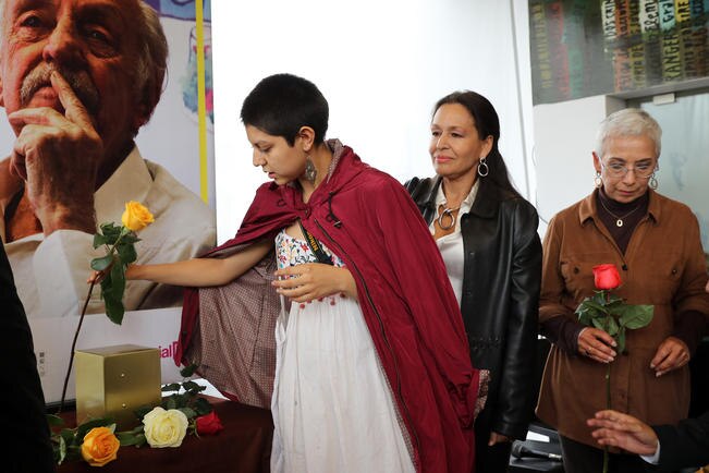 Citlalli del Río sostiene la urna con las cenizas de Rius (JUAN CARLOS REYES. EL UNIVERSAL)