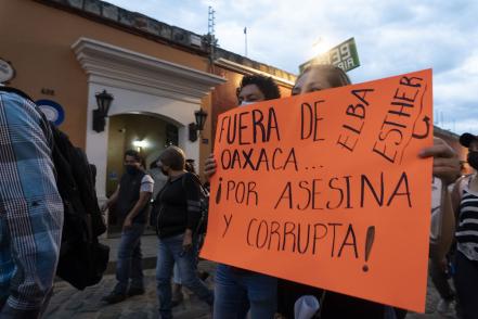 Protestas y destrozos por la boda de Elba Esther Gordillo en Oaxaca 