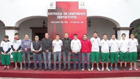 Entregan uniformes 