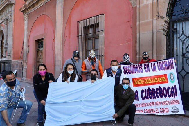 Con cubrebocas gigante, comerciantes piden a la población acatar medidas sanitarias