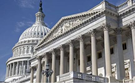 Senado de EU rechaza emergencia decretada por Trump para financiar muro