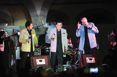 Los hermanos Castro le cantan al amor