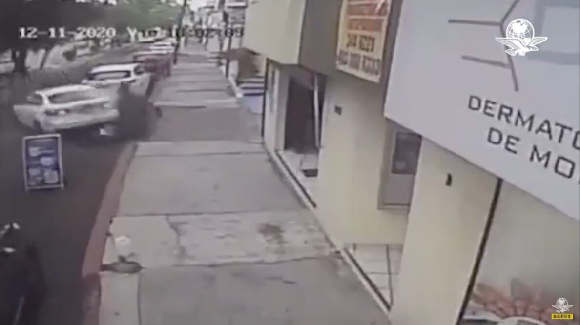 Video: Sujetos tratan de asaltar a automovilista, pero los embiste con su auto en Morelia
