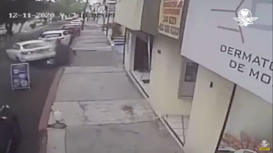 Video: Sujetos tratan de asaltar a automovilista, pero los embiste con su auto en Morelia
