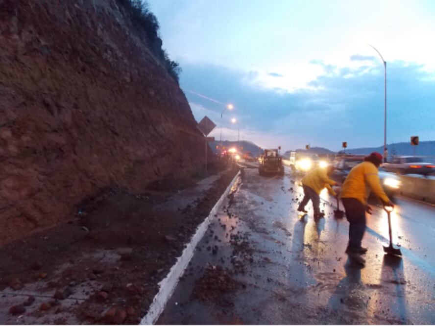 Se desgaja cerro en La Cañada