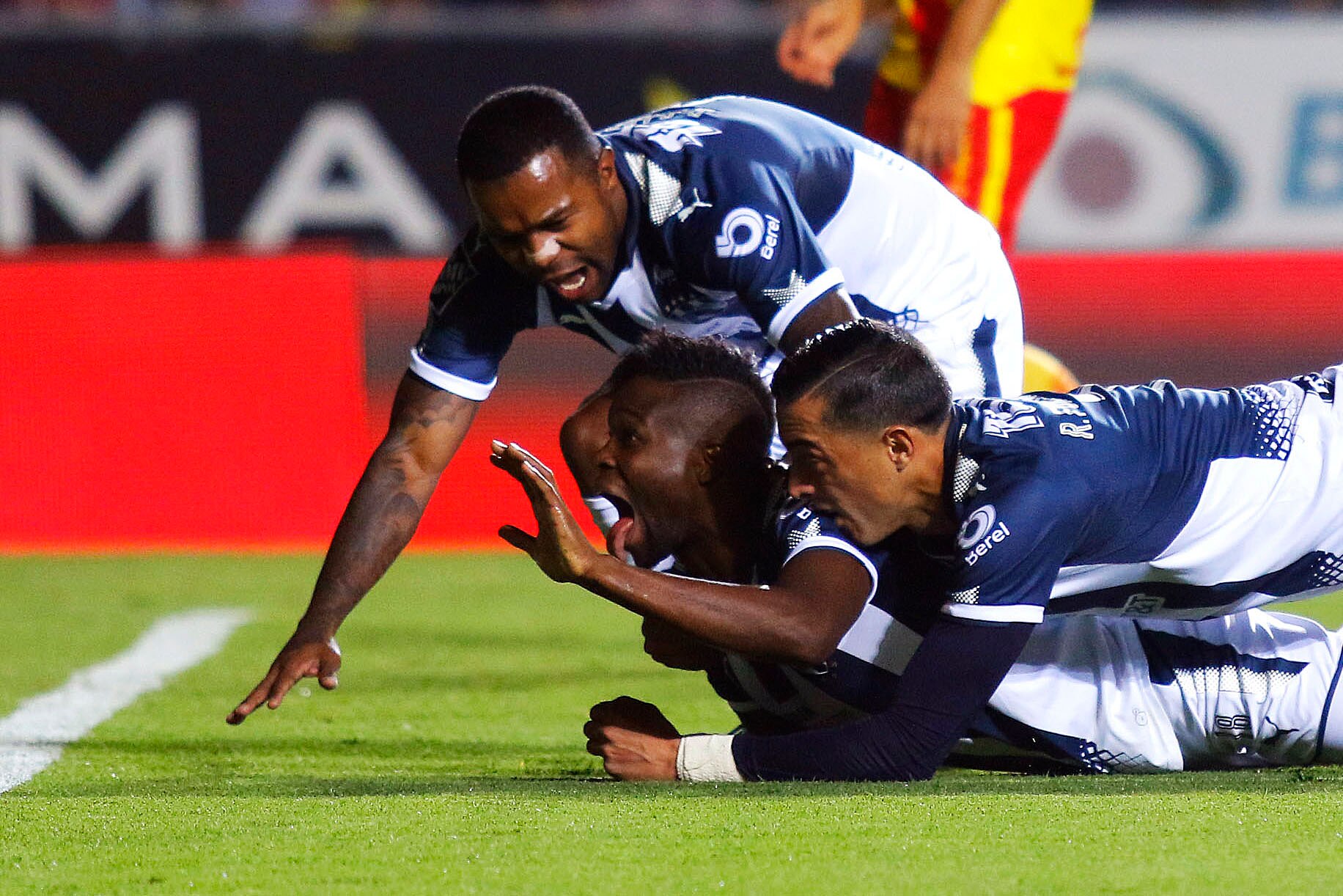 Monterrey saca ventaja en su visita a Morelia