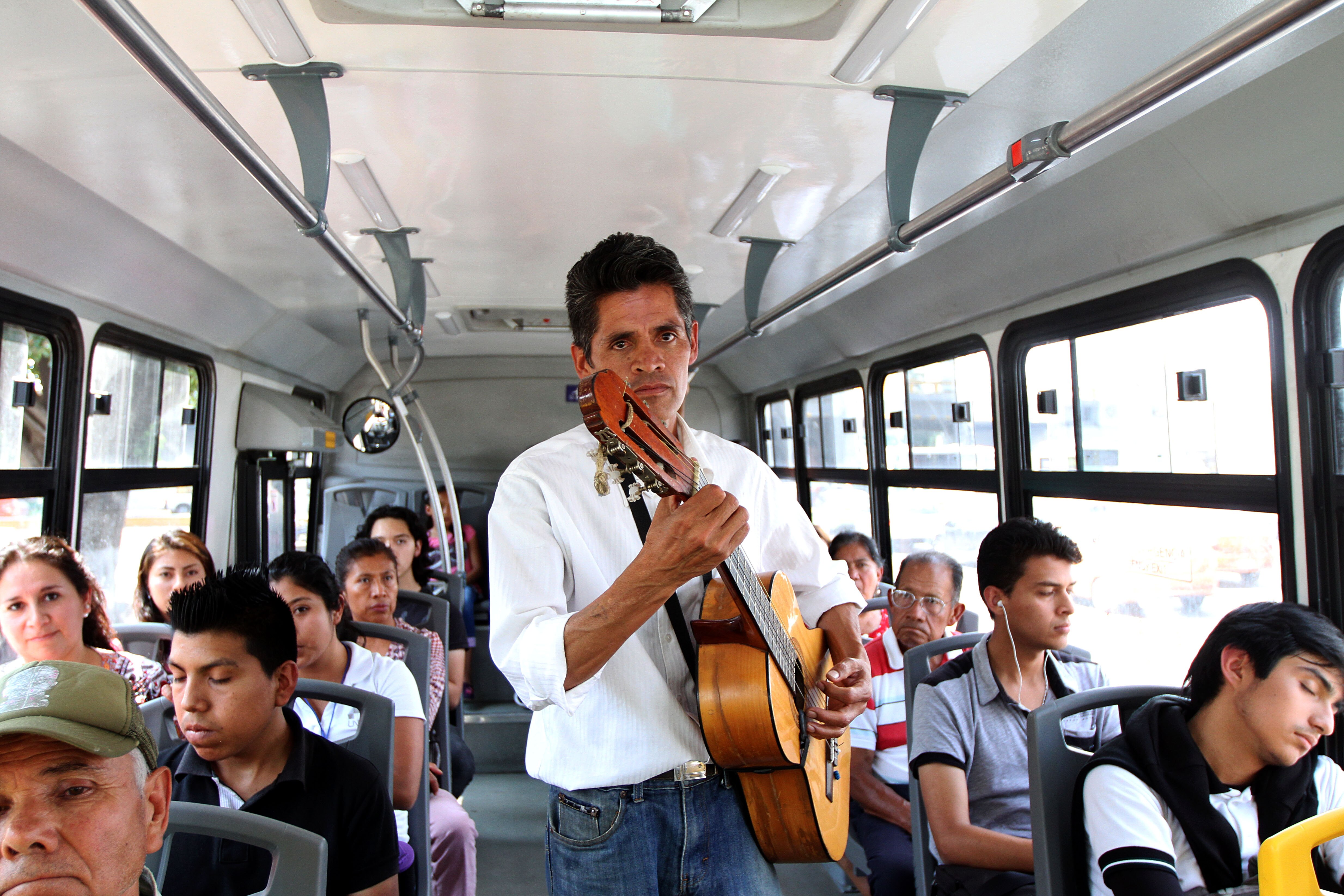 Por necesidad tiene tres empleos