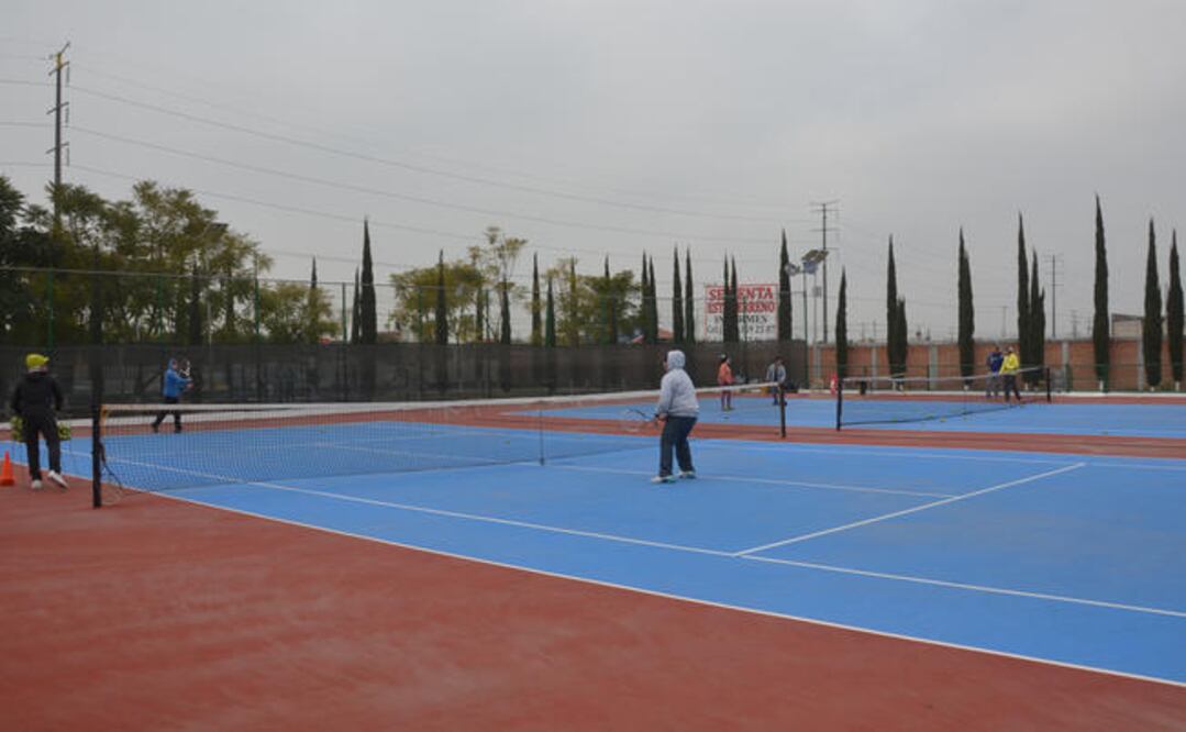 En la unidad deportiva El Sol se realizó el mantenimiento de las salas de squash, áreas comunes, áreas lúdicas y pintura de dos canchas de usos múltiples; además de el reemplazo del pasto sintético en la cancha de fútbol (ESPECIAL)
