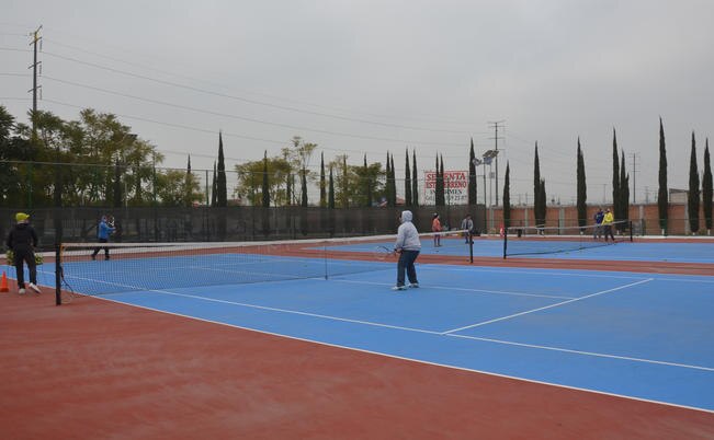 En la unidad deportiva El Sol se realizó el mantenimiento de las salas de squash, áreas comunes, áreas lúdicas y pintura de dos canchas de usos múltiples; además de el reemplazo del pasto sintético en la cancha de fútbol (ESPECIAL)