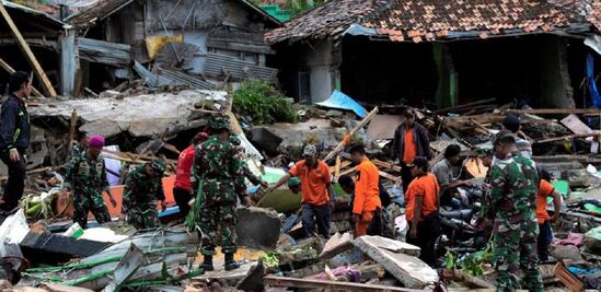 Captan el momento en que tsunami arrasa en concierto de Indonesia