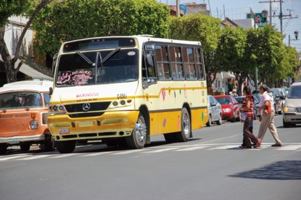  Ciudadanos pasan media hora en el bus, revelan