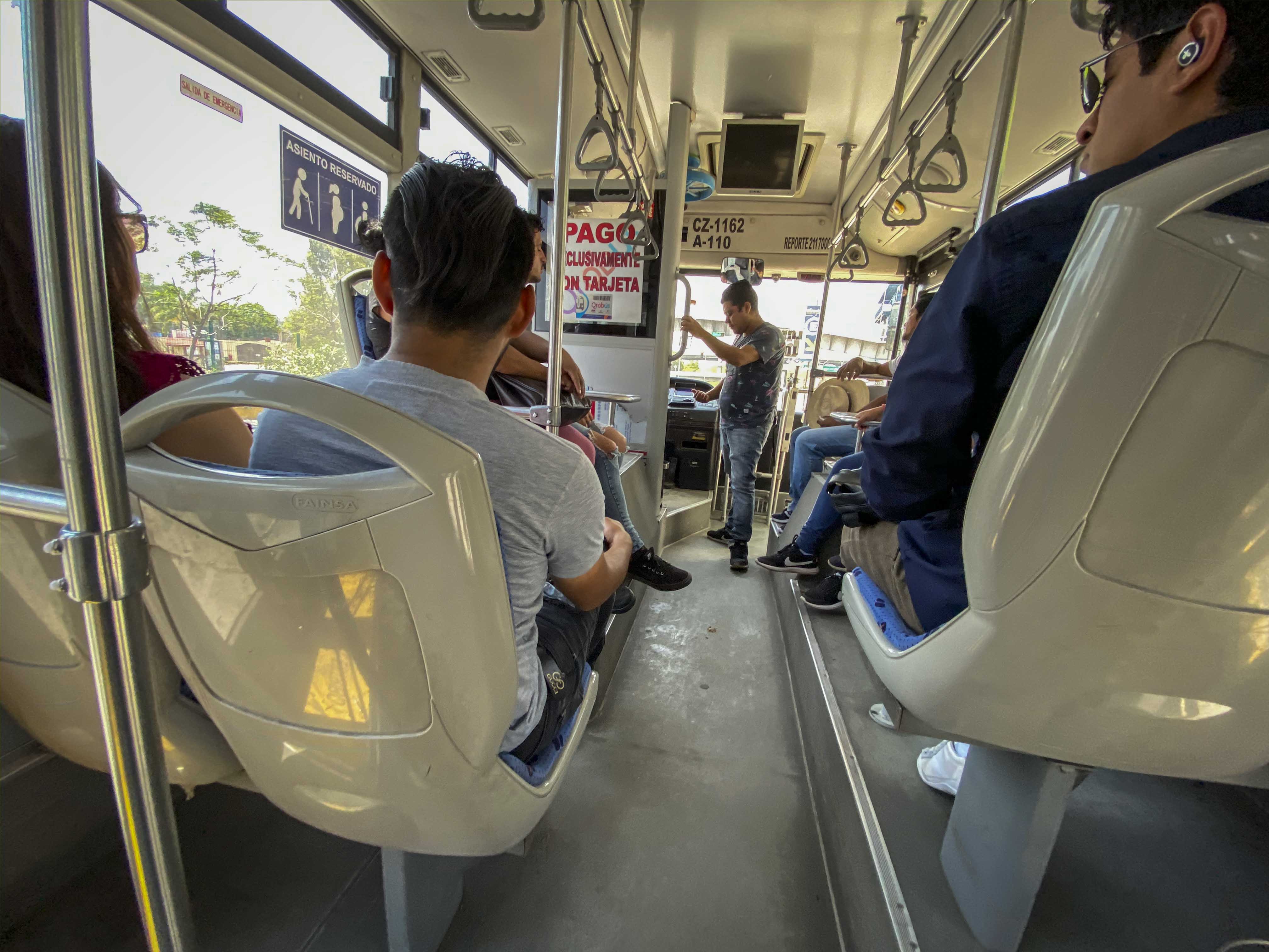 Dinero efectivo. Un peligro de contagio de Covid-19, en el transporte público