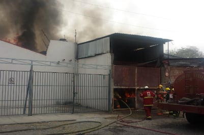 Incendio consume local en Casa Blanca