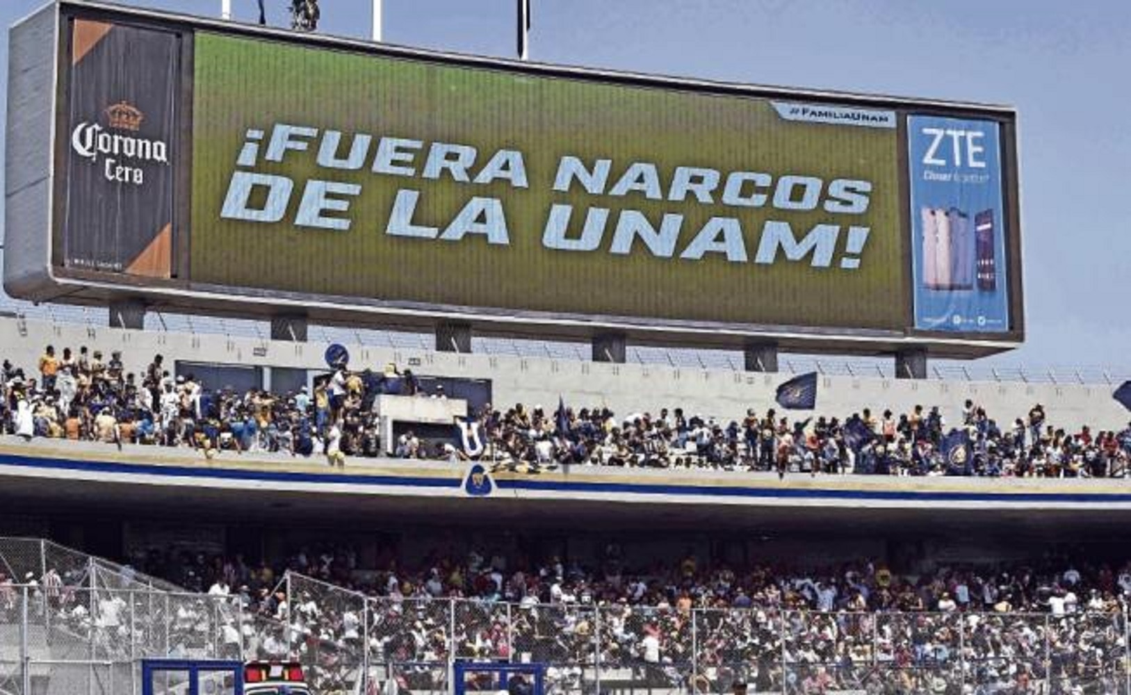 En el Estadio Olímpico Universitario, las expresiones contra la venta de droga en sus instalaciones no se hicieron esperar, luego de la balacera que dejó dos presuntos narcomenudistas muertos, el pasado viernes.(AFP)