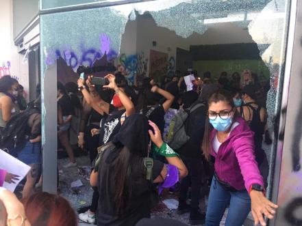 Mujeres exigen justicia; pintan, rompen vidrios e incendian la Unidad de la Fiscalía 