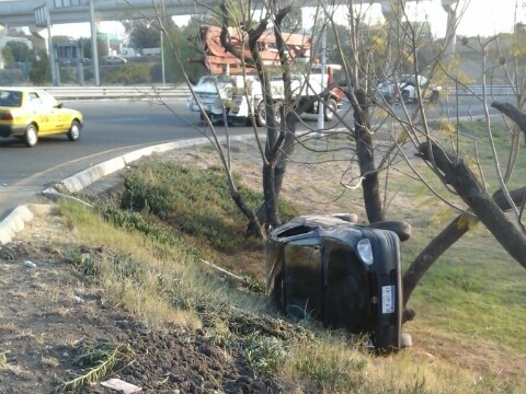 Vuelca auto compacto en la curva maldita