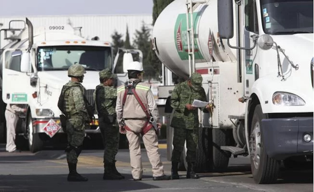 Ejército y Marina toman control de la seguridad en Pemex