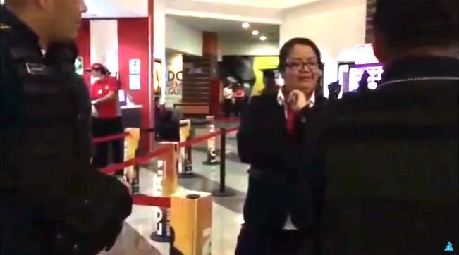 Sanciona Cinemex a empleada agresora