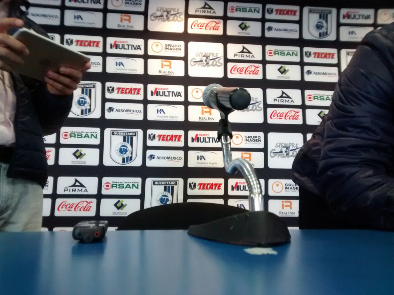 Postergan "importante anuncio" en Gallos