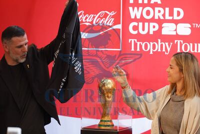 La Copa del Mundo llega a Querétaro: aficionados hacen fila para ver el trofeo del Mundial 2026 en el Centro de Congresos