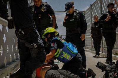 Video. Policías queretanos evitan que mujer atente contra su vida