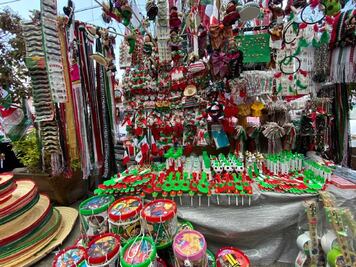 Viene desde Taxco a Querétaro para vender adornos patrios