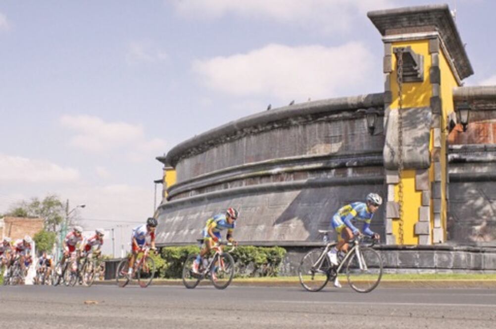 Carrera ciclista ocasiona caos vial 