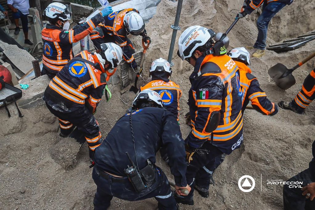 En El Marqués, rescatan a cuatro personas atrapadas en arena 