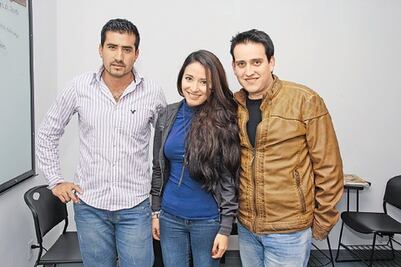 Universitarios están de manteles largos