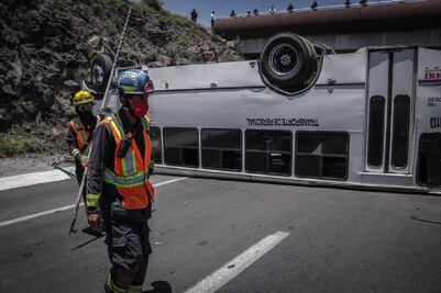 Camión cae de una altura de 10 metros