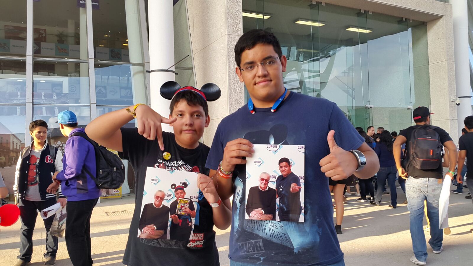 Fans presumen su foto con Stan Lee