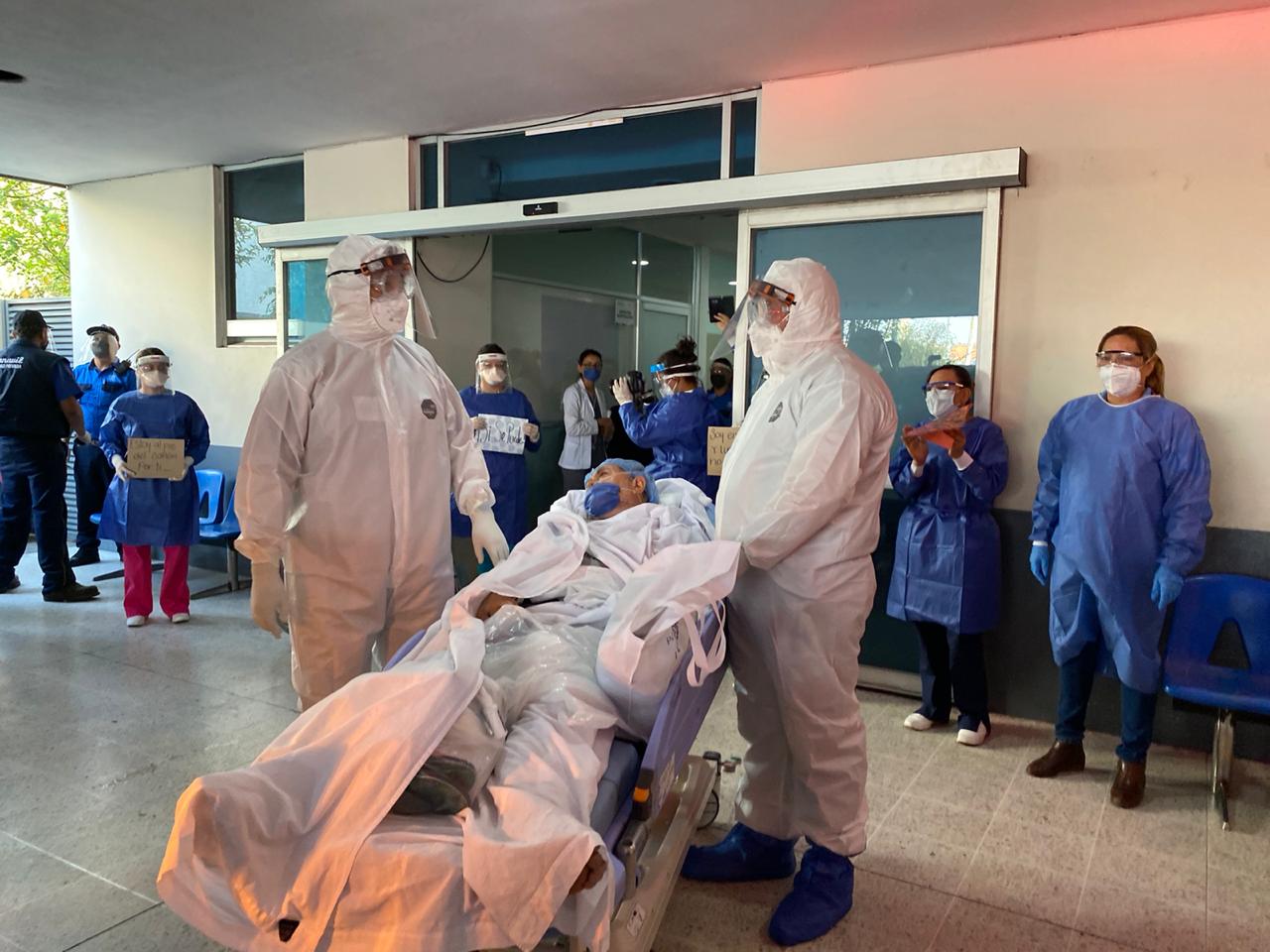 Médicos ovacionan a sobreviviente del Covid-19, en Querétaro