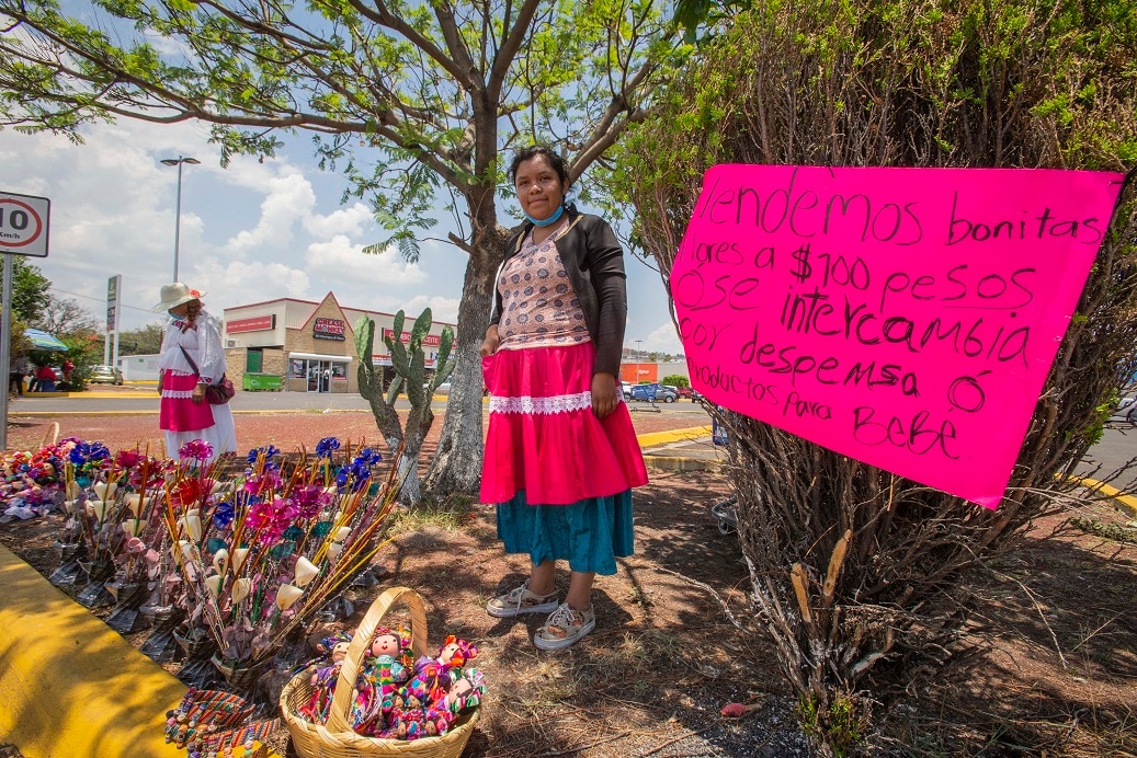 Artesana otomí enfrenta el Coronavirus con trueque