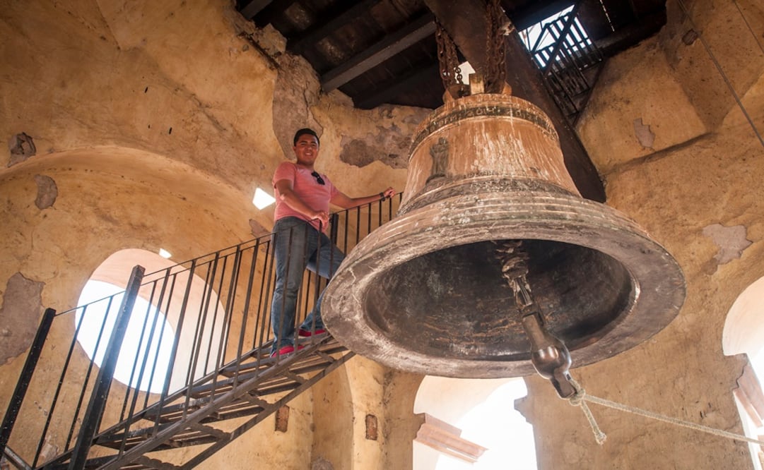 Josué explica que hay distintos tipos de llamado con las campanas, “pues no es lo mismo las misas dominicales que las de difuntos, en donde el toque es más lento; y hay una campana especial que repica en las primeras comuniones”. (RICARDO LUGO)