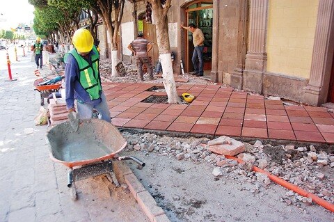 Arrancan mejoras a las banquetas
