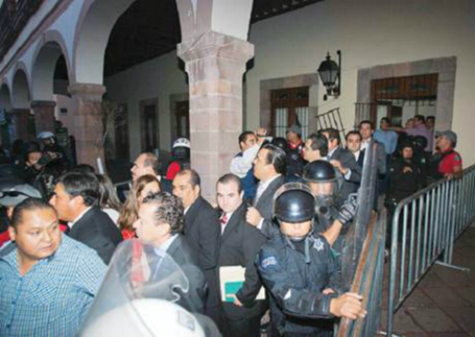 Acusan a diputados de sumisos