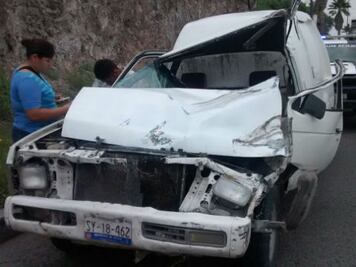 Camioneta se impacta contra camión