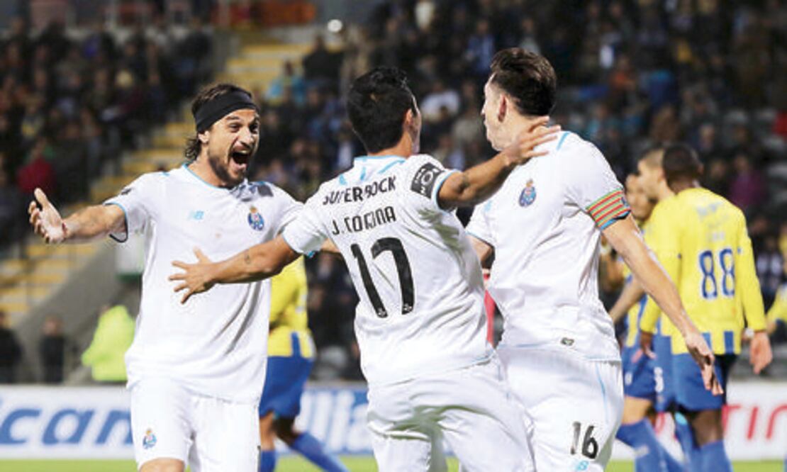 Herrera y Corona empujan al Porto