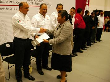 Gobierno entrega mil 700 escrituras