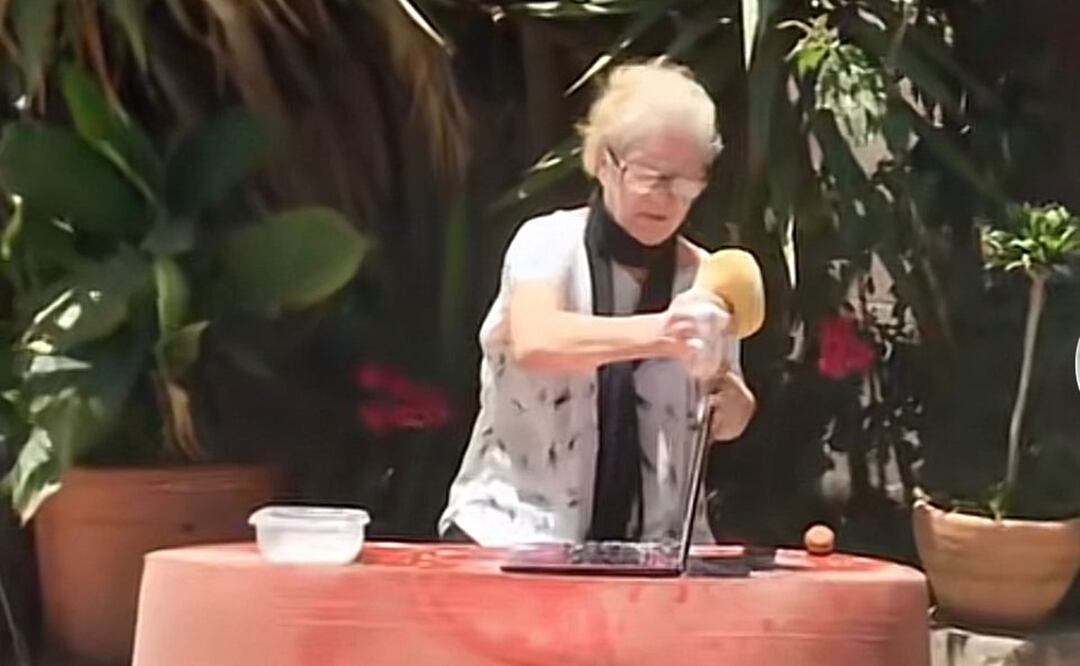 “Ahí tenía mi tesis”: Joven capta a su abuelita lavando su laptop con agua y jabón