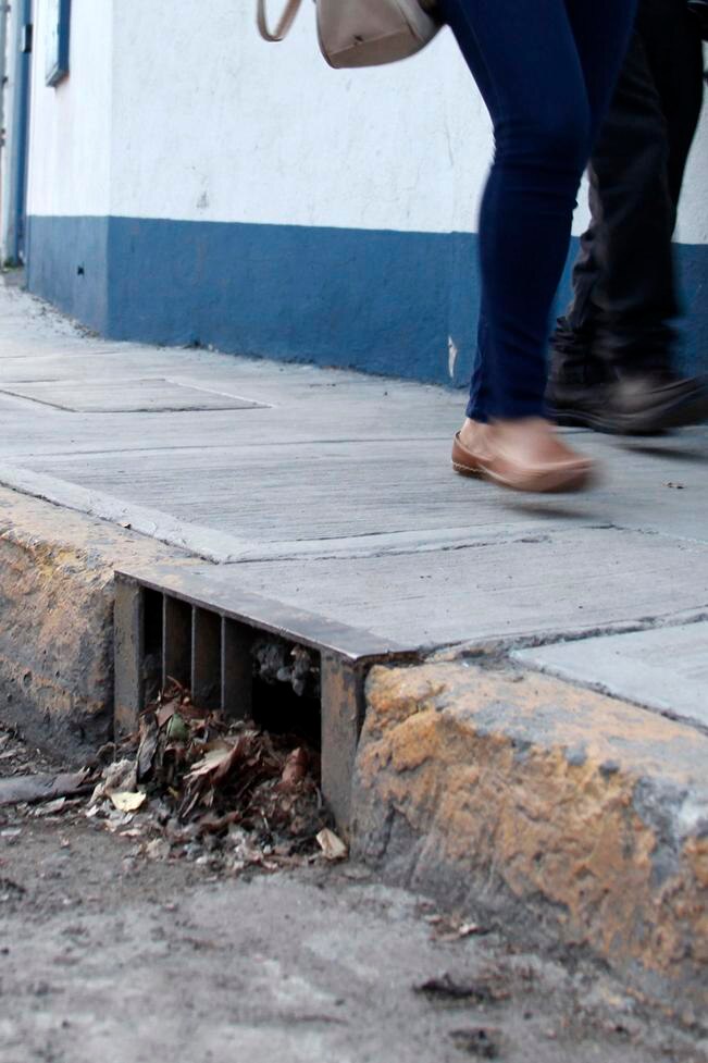 Exceso de basura tapa coladeras y desagües