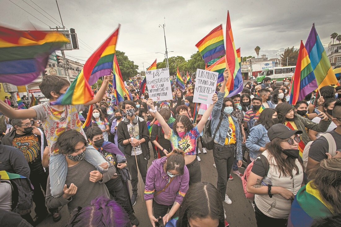 Protagonizan “marcha de lluvia y resistencia”