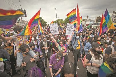 Protagonizan “marcha de lluvia y resistencia”