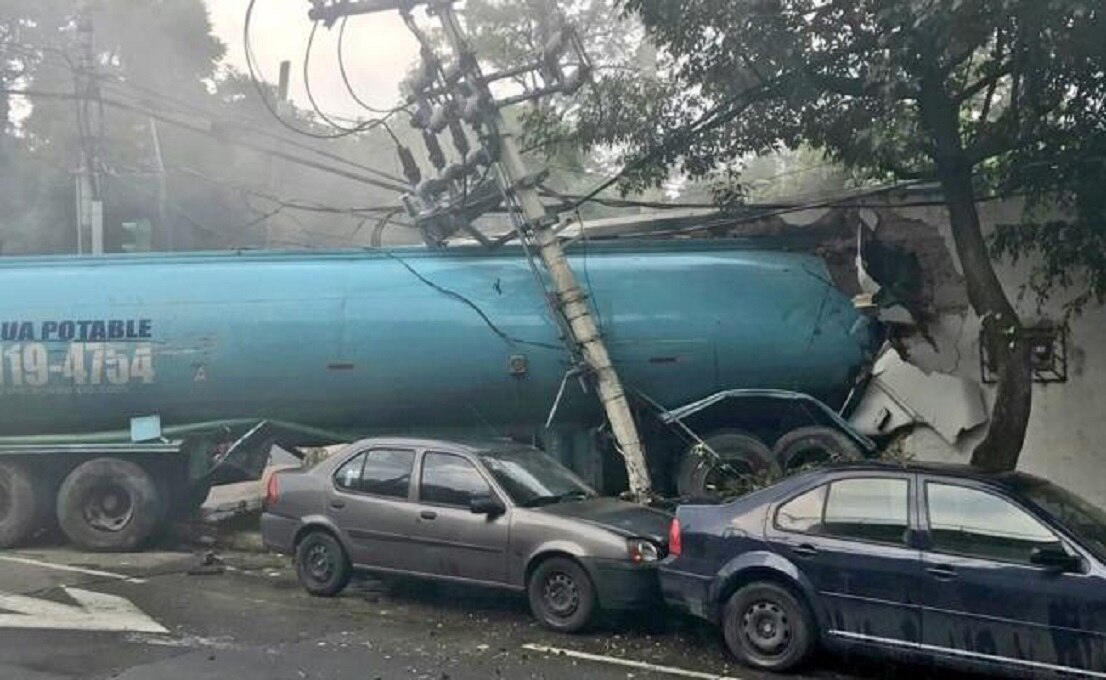 Pipa provoca carambola en la CDMX; reportan lesionados