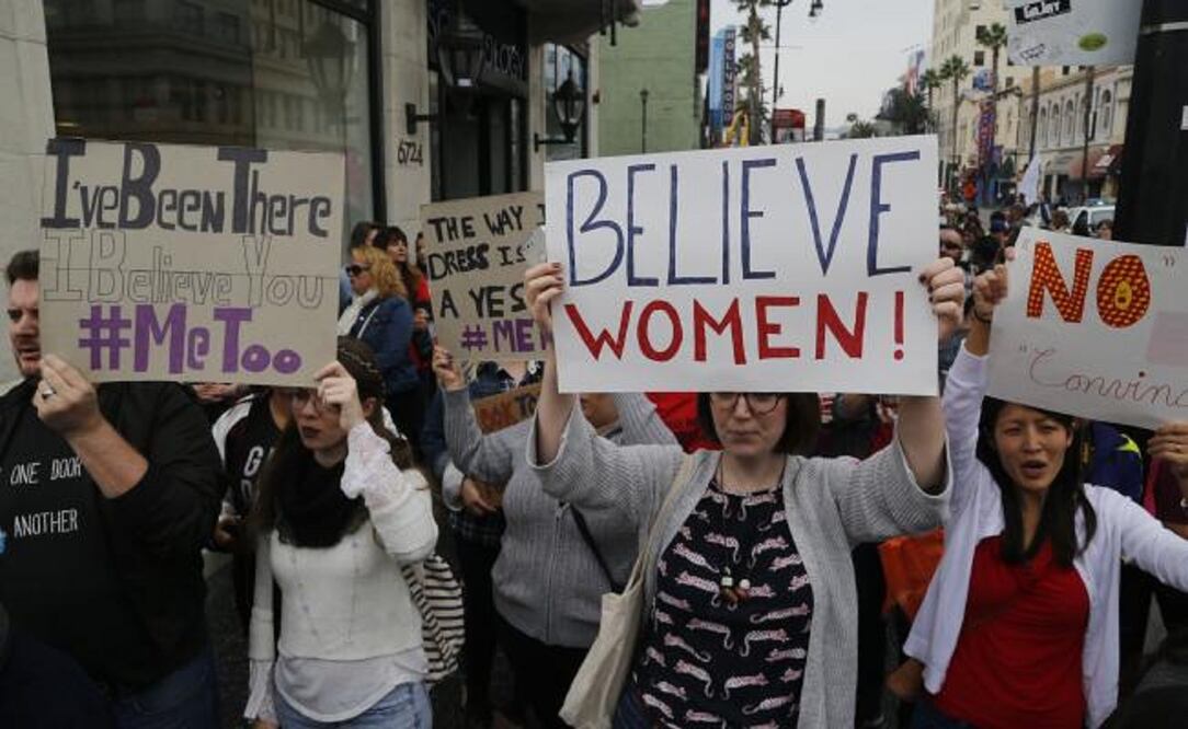 Manifestantes marchan contra el acoso y el abuso sexual en la marcha #MeToo en Los Angeles. (FOTO: AP/Damian Dovarganes)