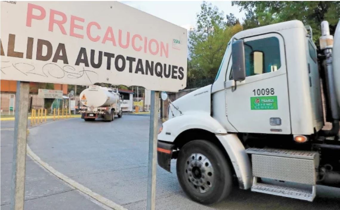 El gobierno federal adquirió 500 autotanques para el transporte de combusti ble y que permiten enfrentar el desabasto provocado por robo de gasolina y diesel. ARCHIVO EL UNIVERSAL