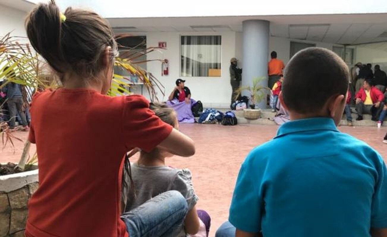 80 menores, entre migrantes que viajaban hacinados en 2 tráileres